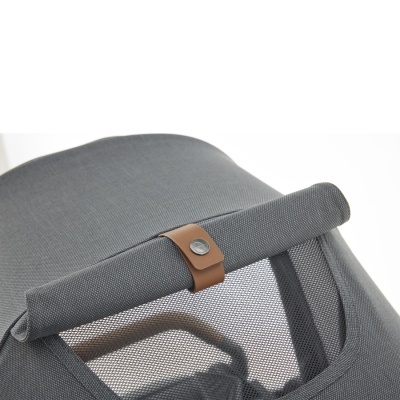 punho superior em pele castanha e malha cinzenta num carrinho de bebé