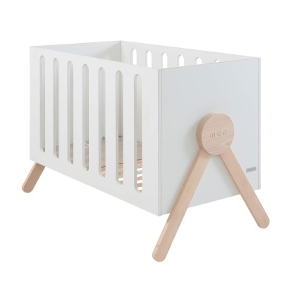 Berço branco para bebé com suporte em madeira claro e barras verticais