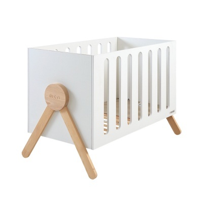 Berço branco com detalhes em madeira natural