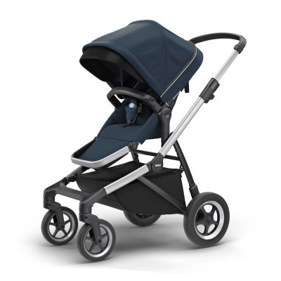 Carrinho de bebé azul escuro com estrutura metálica e rodas pretas sobre fundo branco