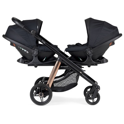 Carrinho de bebé duplo preto com estrutura metálica e rodas
