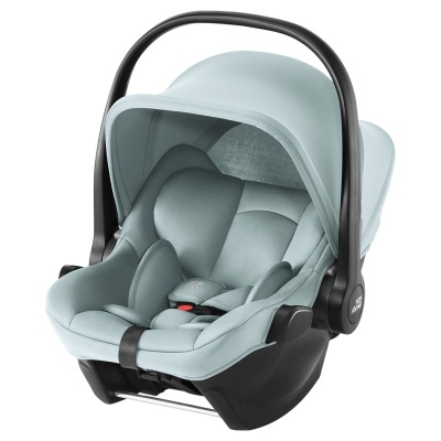 Cadeira auto de bebé azul claro com estrutura preta e arnês de segurança