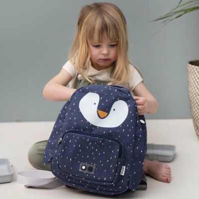 Mochila infantil azul com desenho de pinguim e padrão de gotas brancas