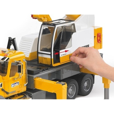 Camião guindaste Bruder Mack Granite Liebher Crane Truck (Escala 1:16)
