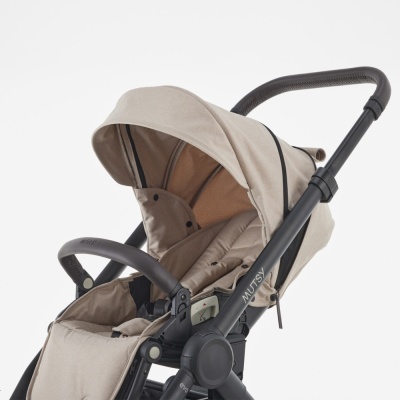 Carrinho de bebé bege com estrutura preta e capota abaixada