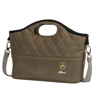 Mala de transporte bege com padrão matelassado e logo Mercedes