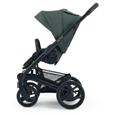 Carrinho de bebé verde escuro Nutsy com estrutura preta e rodas grandes e pequenas