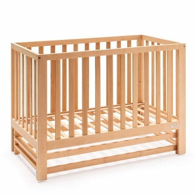 Berço de bebé em madeira clara com barras verticais e base em ripas