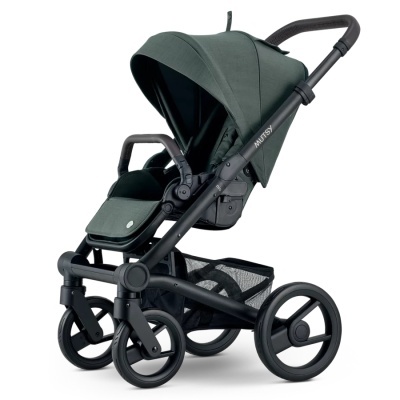 Carrinho de bebé verde escuro com estrutura preta e rodas grandes