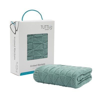 Manta de malha azul-esverdeada com padrão geométrico e embalagem branca da marca TUTTI bambini