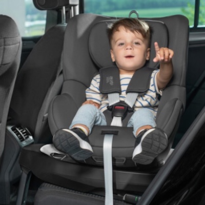 Cadeira auto cinzenta com criança sentada com cinto de segurança no carro