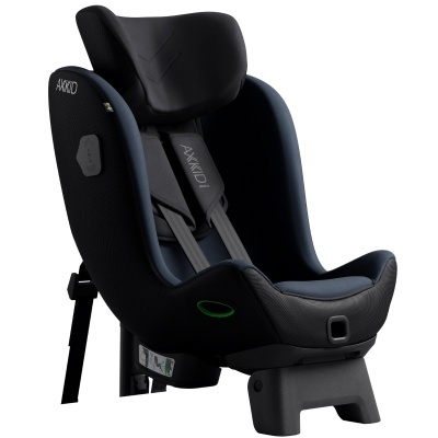 Cadeira automóvel AXKID preta e azul escuro com cintos cinzentos