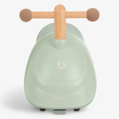 Veículo infantil verde claro com volante de madeira