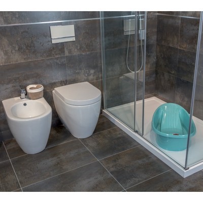 Casa de banho com sanita, bidé e base de duche com vaso sanitário infantil azul