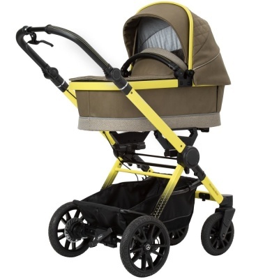 Carrinho de bebé castanho com estrutura amarela e rodas pretas