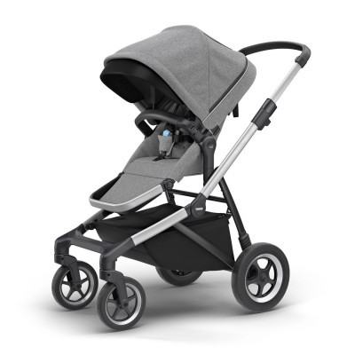 Carrinho de bebé cinza com estrutura prateada e quatro rodas
