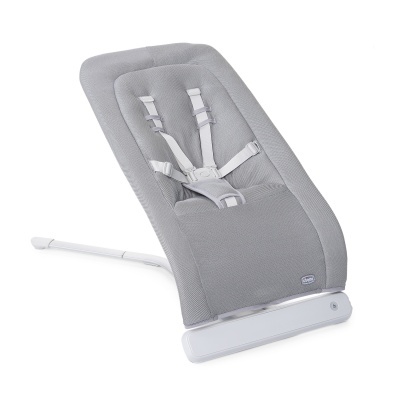 Cadeira de bebé cinza com cinto de segurança branco