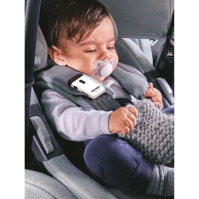 Bebé numa cadeira de carro cinzenta com cinto de segurança e chupeta, segurando uma manta de malha cinzenta