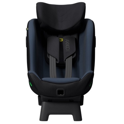 Cadeira auto infantil azul escuro e preto com cinto cinza e base preta