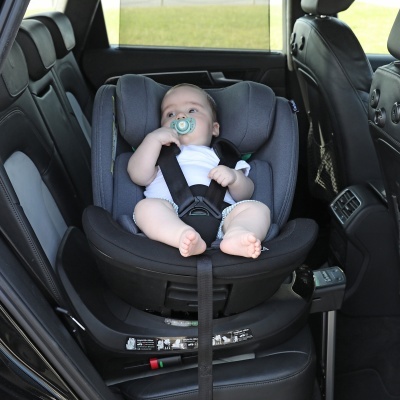 Cadeira auto para bebé cinzenta instalada no banco traseiro de um carro preto