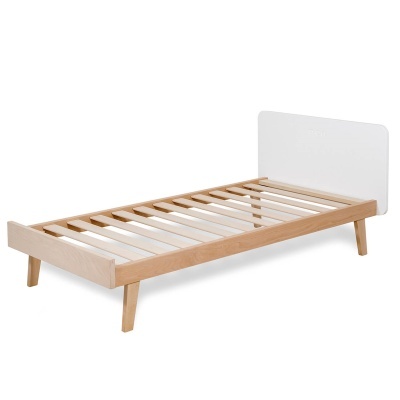 Cama individual madeira clara com cabeceira branca sobre fundo branco