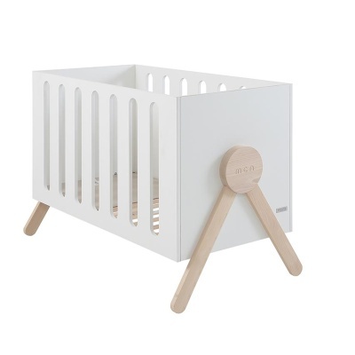 Berço de bebé em madeira branca e clara com design moderno