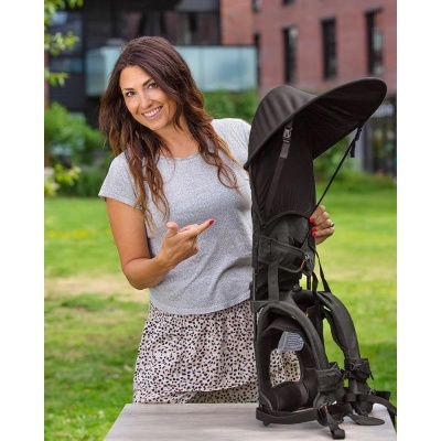 Canguru para bebé preto com capota num ambiente exterior