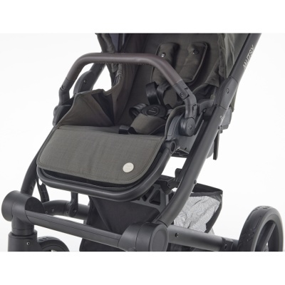 Carrinho de bebé cinza escuro com estrutura preta e rodas grandes