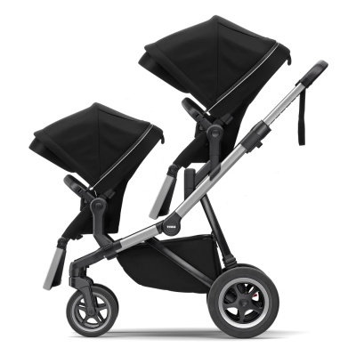 Carrinho de bebé duplo preto com estrutura prateada