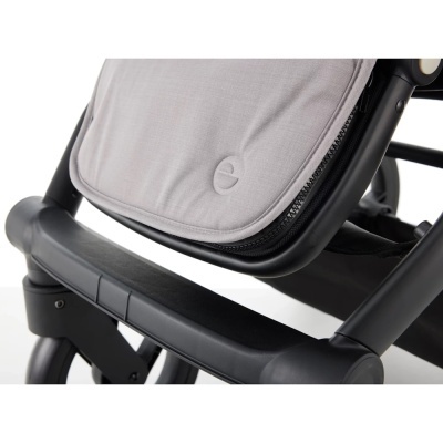 Detalhe do carrinho de bebé preto com tecido cinza claro e zíper