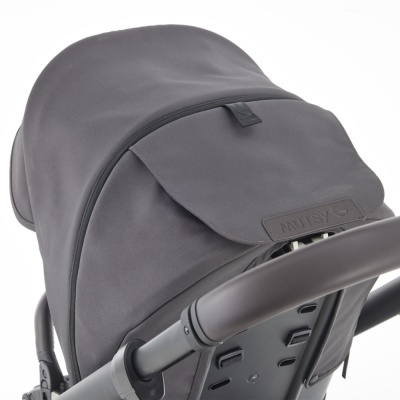 Carrinho de bebé cinza escuro com capota e pegas acolchoadas
