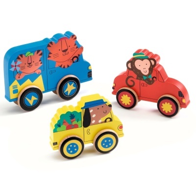 Três carros de madeira coloridos com animais desenhados ao volante