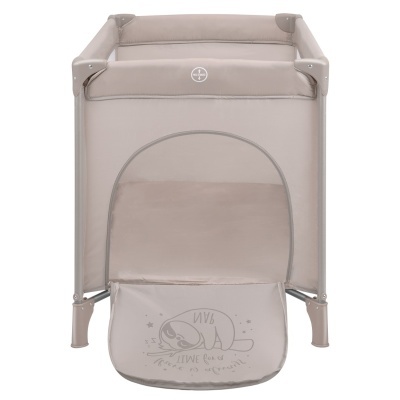 Berço portátil cinza claro com estrutura metálica e ilustração de bicho-preguiça