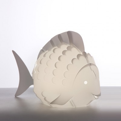 Luminária em forma de peixe branco com textura de escamas em relevo