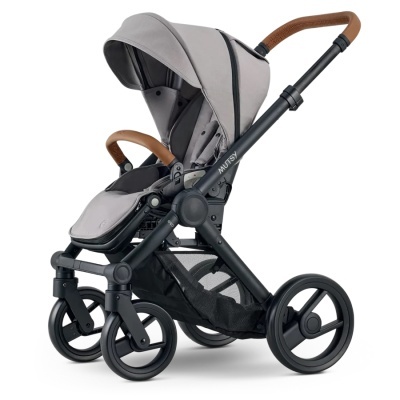 Carrinho de bebé cinzento com estrutura preta e detalhes castanhos