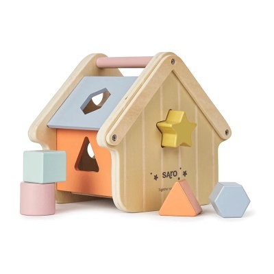 Brinquedo de madeira com formas geométricas coloridas