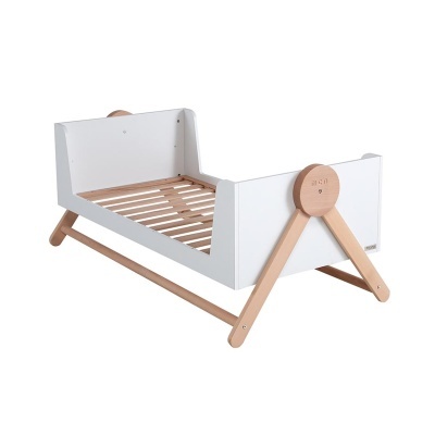 Cama infantil branca com suportes em madeira natural e design moderno