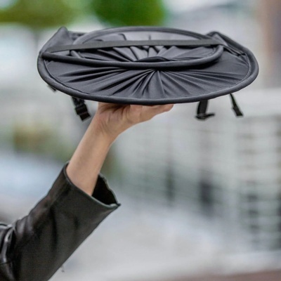 Mochila dobrável preta em tecido com alças ajustáveis