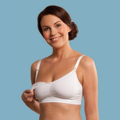 Mulher com soutien branco sem aro em fundo azul claro