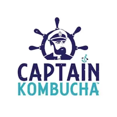 Logo Captain Kombucha com capitão e leme azul escuro