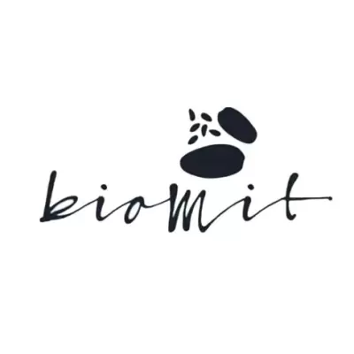Logótipo 'biomit' com dois grãos grandes e sete pequenos pretos sobre fundo branco