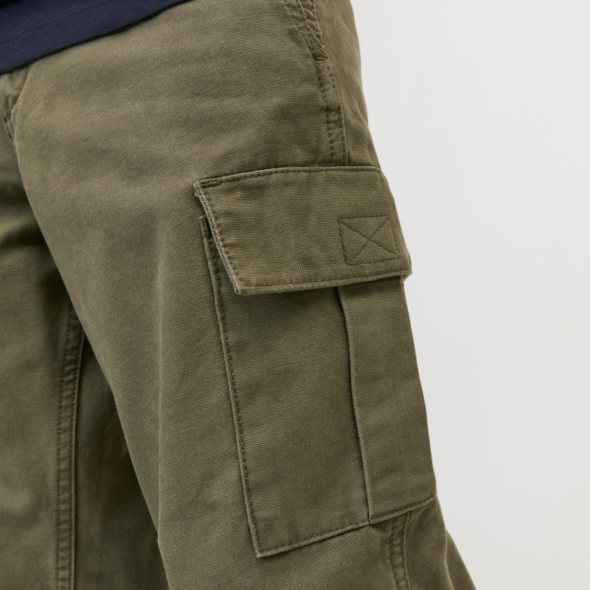 Calças cargo verde-oliva com bolso grande na perna