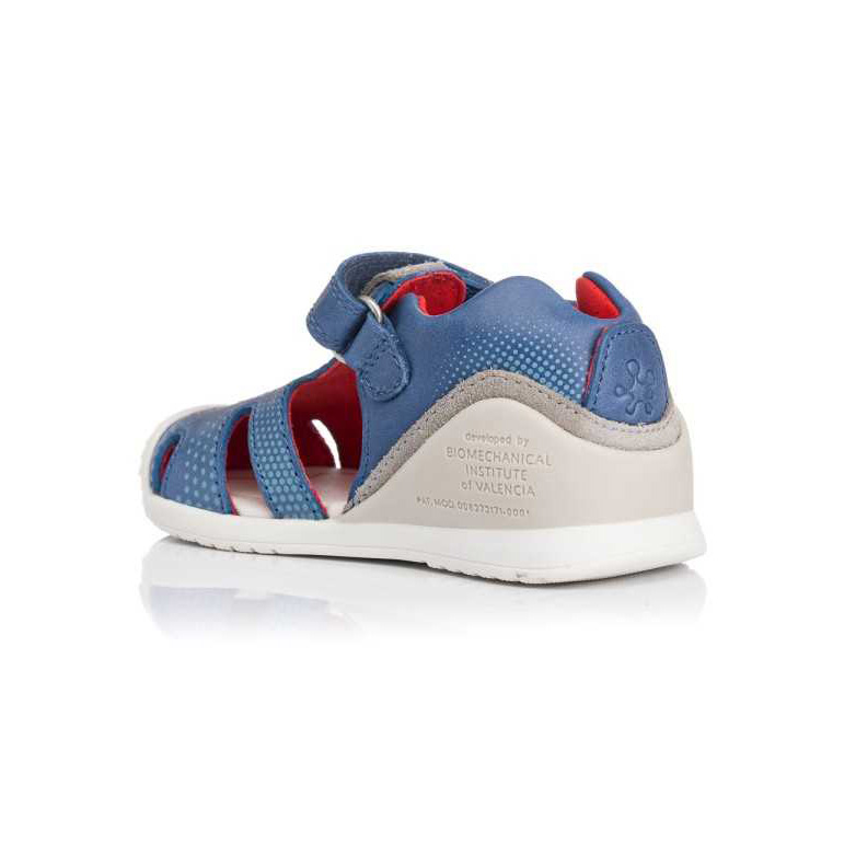 Sandália infantil azul com estabilizador branco e detalhes vermelhos