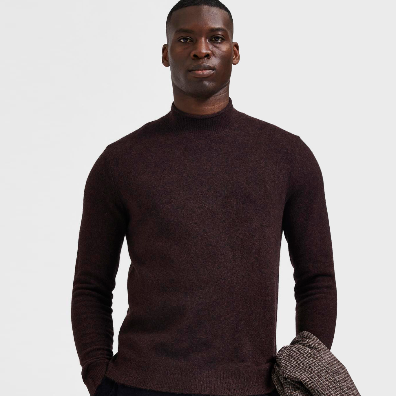 HOMEM veste camisola castanha escura de malha com gola subida e segura casaco de padrão xadrez castanho com branco