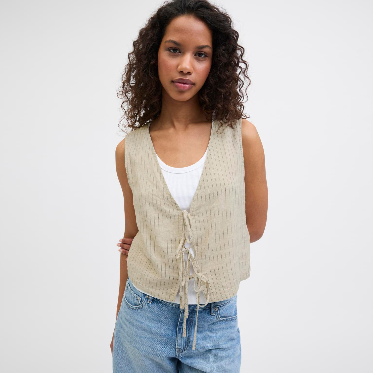 Colete feminino cinzento claro com riscas e laços frontais