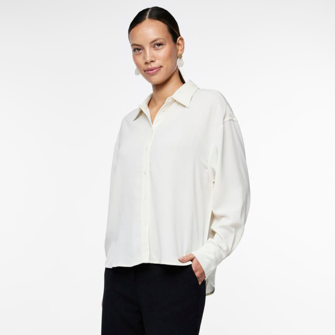 Camisa branca de manga comprida com botões e gola clássica