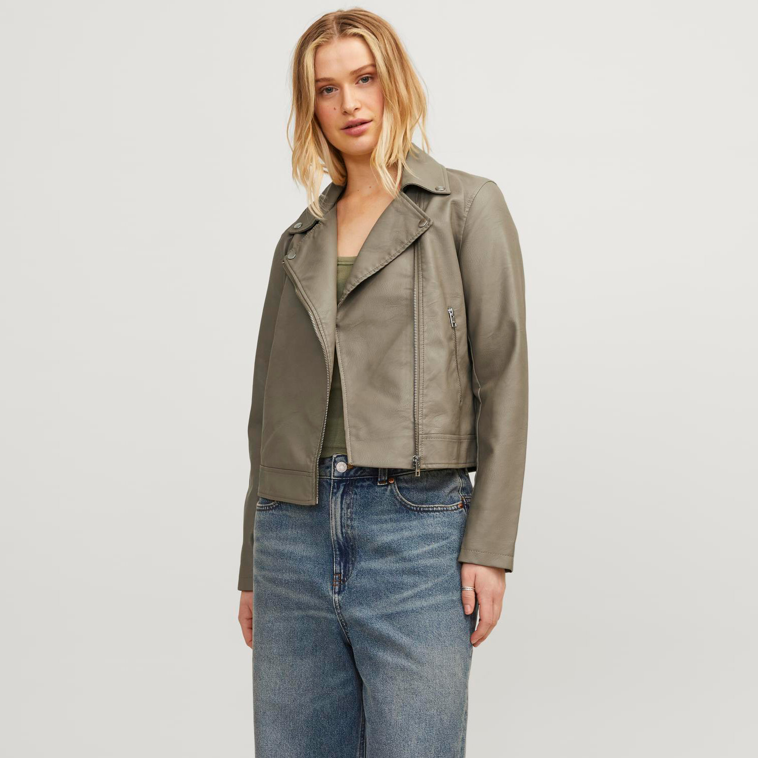 Casaco cinza esverdeado de pele sintética com fecho de correr e gola larga