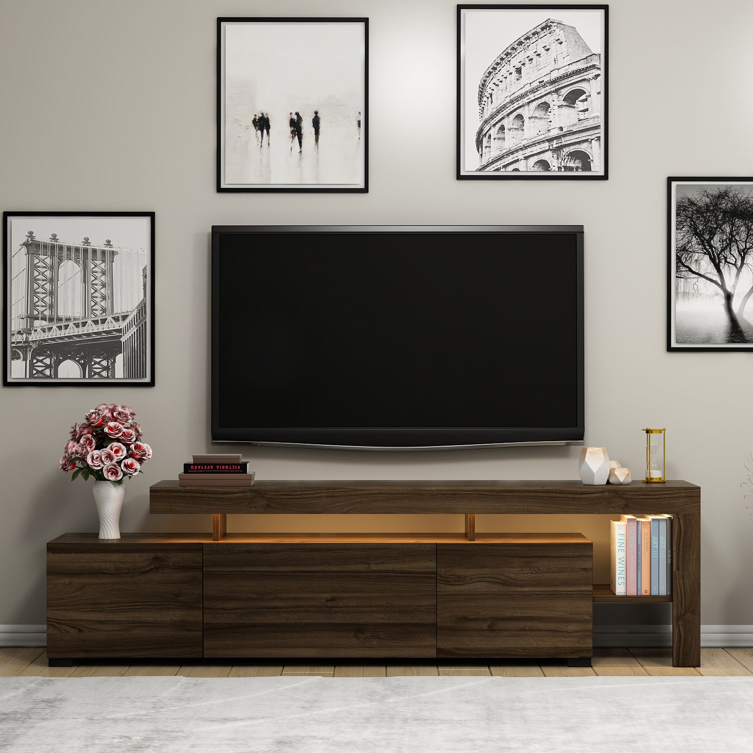 Móvel de TV em madeira com decoração e quadros em preto e branco na parede