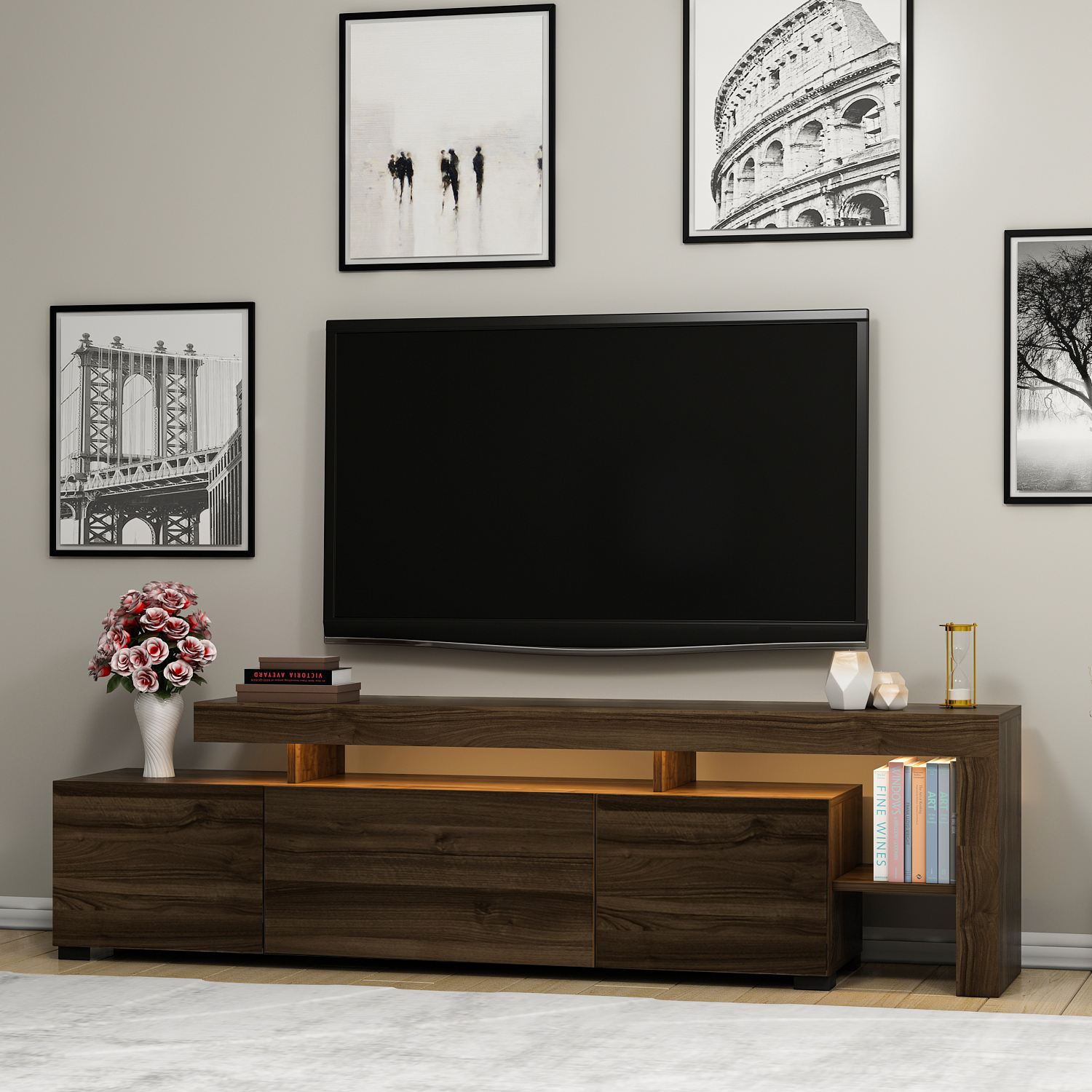 Móvel de TV em madeira escura com decoração e quadros em parede bege