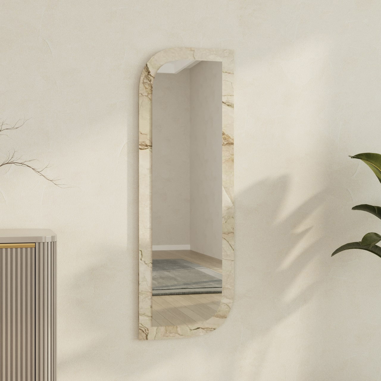 Espelho de parede com moldura de mármore bege e cantos arredondados